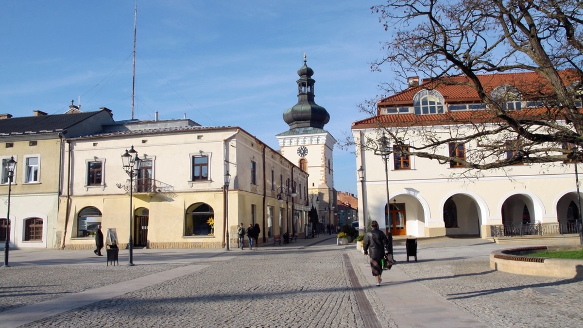 Dzieje przemysłu naftowego na Podkarpaciu opowiadają wykonane w drugiej połowie XIX i w pierwszych dziesięcioleciach XX stulecia fotografie, obrazy, grafiki, rzeźby. Ich wystawę od dzisiaj można obejrzeć w Muzeum Podkarpackim w Krośnie.