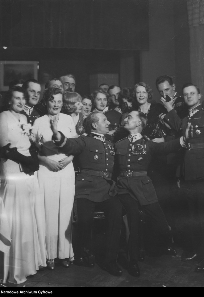 Uczestnicy balu w 1932 r.. Widoczni m.in.: gen. Bolesław Wieniawa-Długoszowski (klęczy z lewej), płk Antoni Trzaska-Durski (stoi 5. z prawej), żona płk. Trzaska-Durskiego (stoi 6. z prawej).