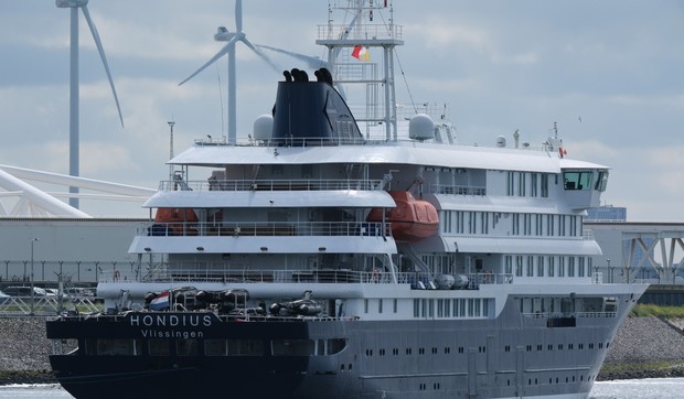 "MV Hondijus", luksuzni kruzer u centru epidemije hantavirusa, stigao je u holandsku luku Roterdam