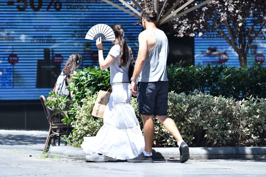 Tokom najtoplijeg dela dana treba izbegavati boravak na suncu, na otvorenom, i neophodno je piti dovoljne količine vode