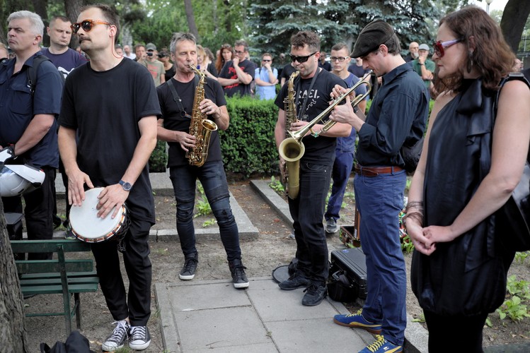 Rodzina i przyjaciele podczas uroczystości pogrzebowych muzyka Roberta Brylewskiego odbyły się, 15 czerwca 2018 roku na warszawskich Powązkach.