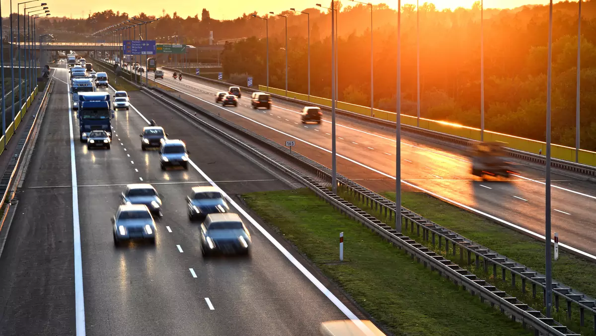 W 2022 r. w Polsce z powodu niedostosowania prędkości na autostradach zginęło 21 osób. Zdjęcie ilustracyjne