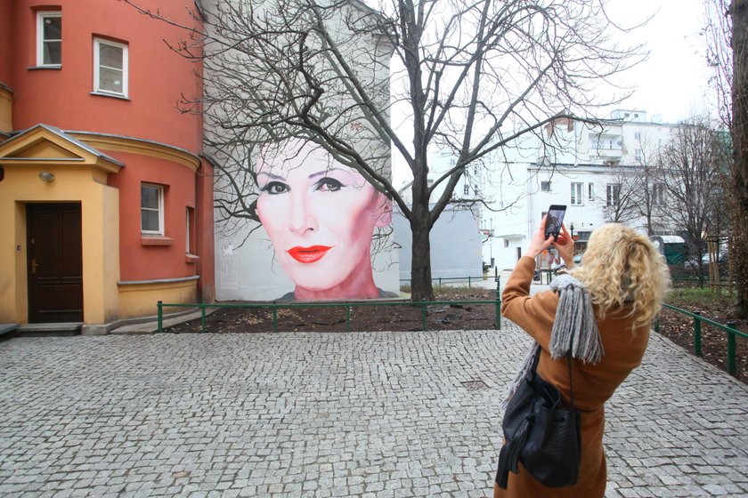 W Warszawie odsłonięto mural z podobizną Kory