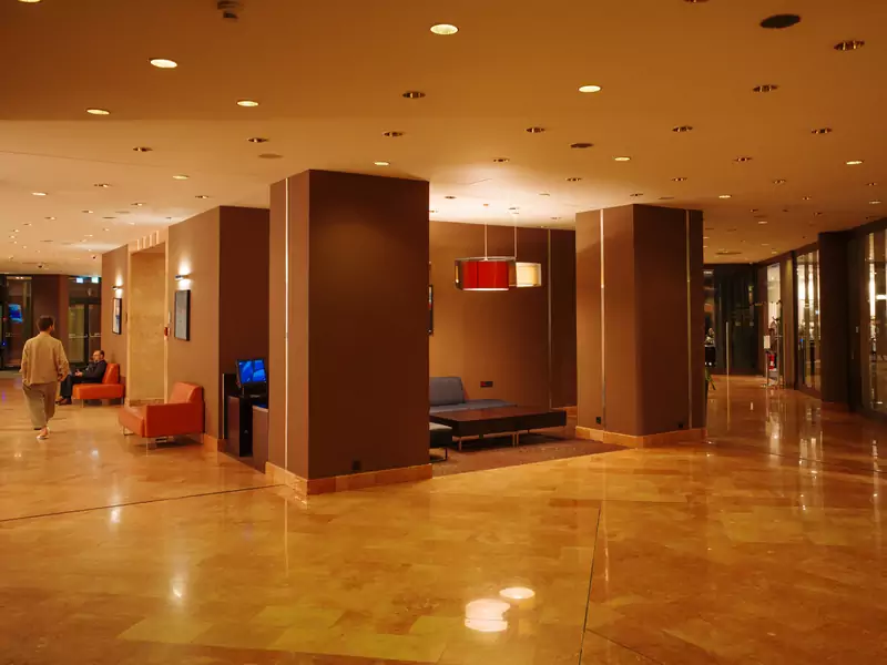 Lobby Hotelu Sobieski przywodzi na myśl wnętrza z przełomu XX i XXI wieku