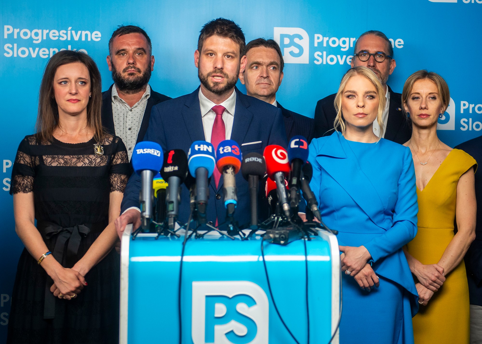 Progresívne Slovensko: Ľubica Karvašová, Michal Wiezig, predseda hnutia PS Michal Šimečka, Ľudovít Ódor, Veronika Cifrová Ostrihoňová, Martin Hojsík a Lucia Yar.
