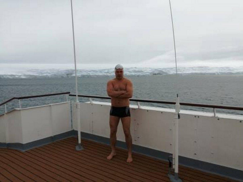Udało się! Polak przepłynął 1 km na Antarktydzie!