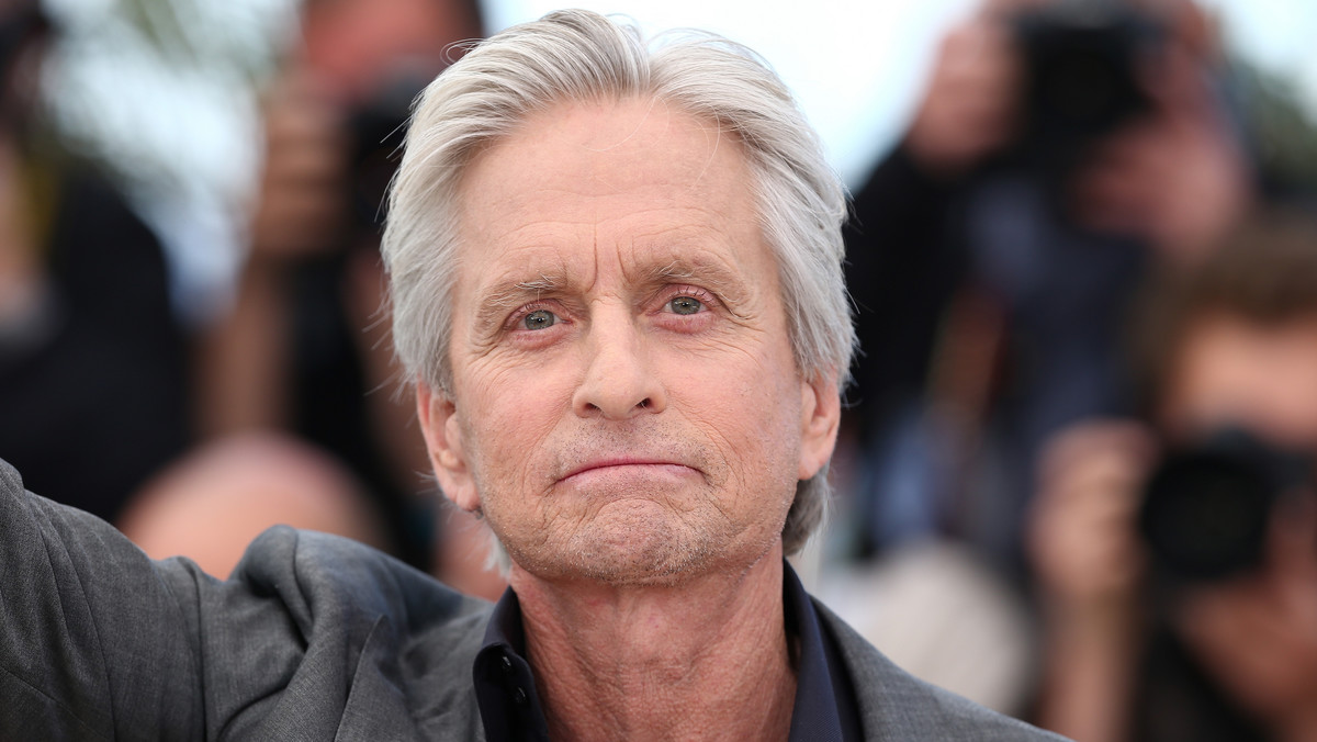 Amerykański aktor, producent filmowy i scenarzysta, laureat dwóch Oscarów Michael Douglas odsłonił we wtorek swoją gwiazdę w hollywoodzkiej Alei Sław. Uczynił to w obecności m.in. swego ojca, legendy kina, 101-letniego Kirka Douglasa.