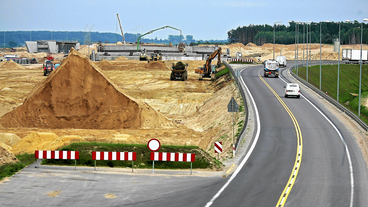 W Lisewie powstaje węzeł autostrady A1. W związku z tą inwestycją będąca w fatalnym stanie droga dojazdowa zostanie wyremontowana - informują nowosci.com.pl.