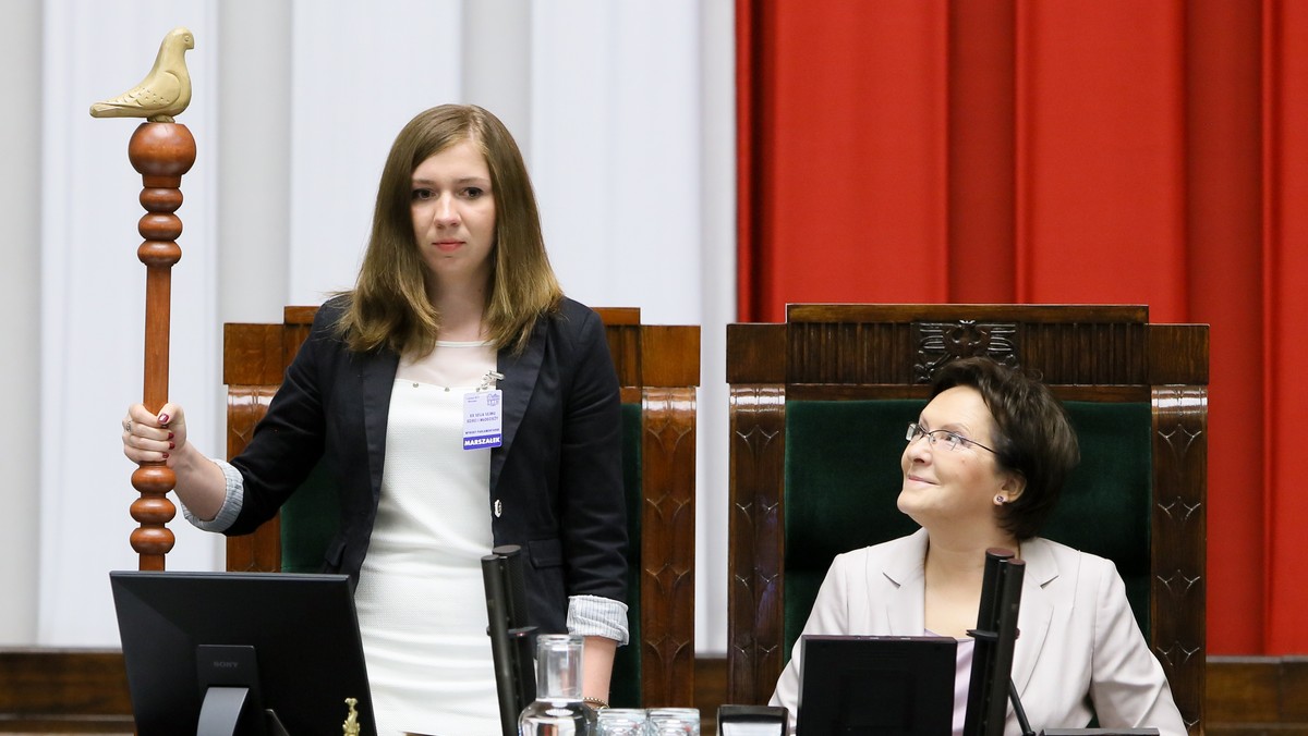 Wybory parlamentarne to temat przewodni XX Sesji Sejmu Dzieci i Młodzieży, która odbywa się w niedzielę. Sejm Dzieci i Młodzieży, jak co roku, zebrał się w Dzień Dziecka. W obradach uczestniczyło 460 uczniów szkół ponadgimnazjalnych i gimnazjów z całej Polski.