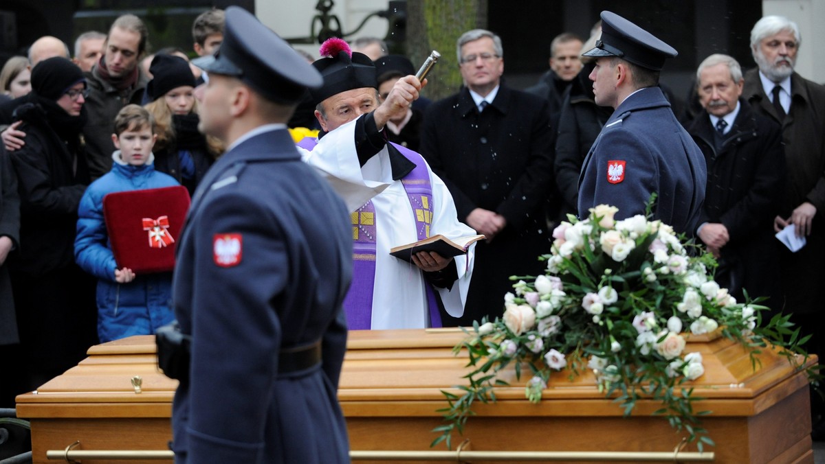 Jadwiga Jaraczewska, młodsza córka Józefa Piłsudskiego, pilotka służby pomocniczej RAF podczas wojny, spoczęła na stołecznych Powązkach. Prezydent Bronisław Komorowski mówił o zmarłej, że potrafiła łączyć rolę córki wielkiego człowieka z własnymi dokonaniami.