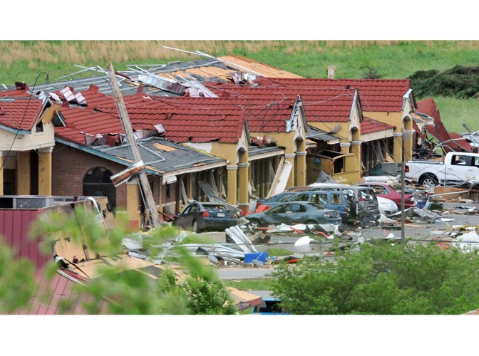 Zdewastowany hotel i zaparkowane przed nim samochody