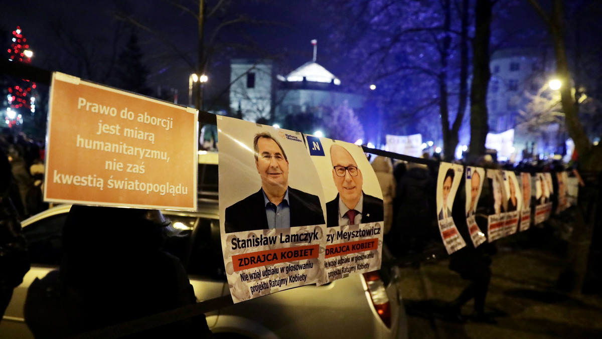 18113157 - WARSZAWA PROTEST KOBIET MIARKA SIĘ PRZEBRAŁA (protest kobiet)