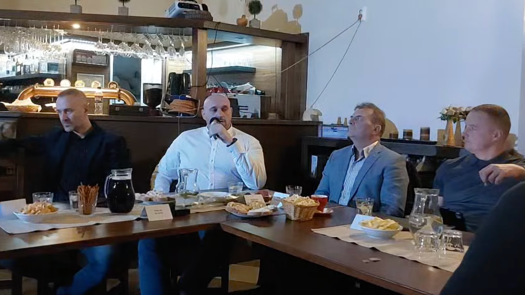 Marián Magát (v strede v bielej košeli) na diskusii v Malackách, úplne vpravo sedí poradca premiéra D. Lindtner, vľavo je Pavol Slota