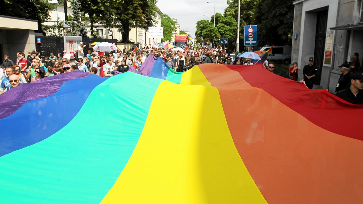 "Ja wiem, polokoktowcy nas nie kochają. Ale my ich będziemy tak długo kochać, aż oni nas wreszcie pokochają". Pamiętają to Państwo? Dokładnie w taki sam sposób "Gazeta Wyborcza" przekonuje dziś Polaków do akceptacji związków homoseksualnych.