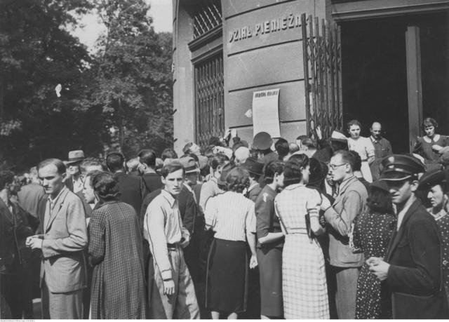 Warszawiacy czytają plakat informujący o mobilizacji powszechnej, 31 sierpnia 1939 roku, NAC.