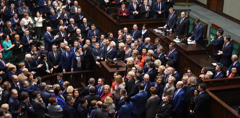 Prokuratura chwali PiS za jatkę w Sejmie