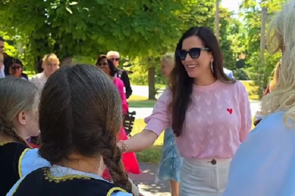 Tamara Vučić prošetala Kalemegdanom u BALETANKAMA I SUKNJI koja je ultimativni letnji trend: A onda je ravnu obuću zamenila OMILJENIM SANDALAMA i sve je izgledalo kao potpuno novo modno izdanje