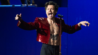 Harry Styles w Warszawie. Setki fanek pod eskortą policji ruszyły pod PGE Narodowy