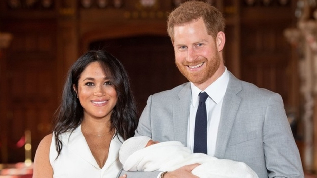 Mieszkańcy Wielkiej Brytanii świętują dziś Dzień Ojca. Z tej okazji na para książęca Sussex postanowiła podzielić się z internautami nowym zdjęciem swojego dziecka.