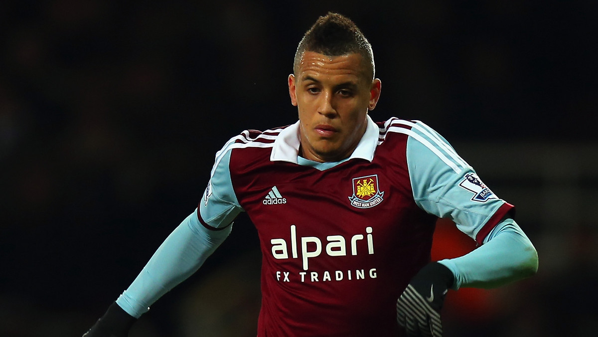 Ravel Morrison, angielski piłkarz grający na wypożyczeniu w Cardiff City, postawił na edukację. Podczas gdy jego koledzy z drużyny rozgrywali mecz, on odrabiał zadanie domowe z francuskiego.