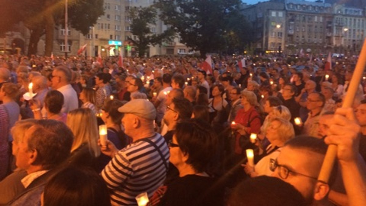 Kolegium Sądu Okręgowego w Lodzi przyjęło wczoraj uchwałę, w której zwracają się do prezydenta Andrzeja Dudy z prośbą o doprowadzenie do debaty ze środowiskami prawniczymi, dotyczącej przeforsowanych przez PiS zmian w sądach, głównie z Sądzie Najwyższym. Podkreślają, że proponowane zmiany powinny budzić i budzą głębokie zaniepokojenie.