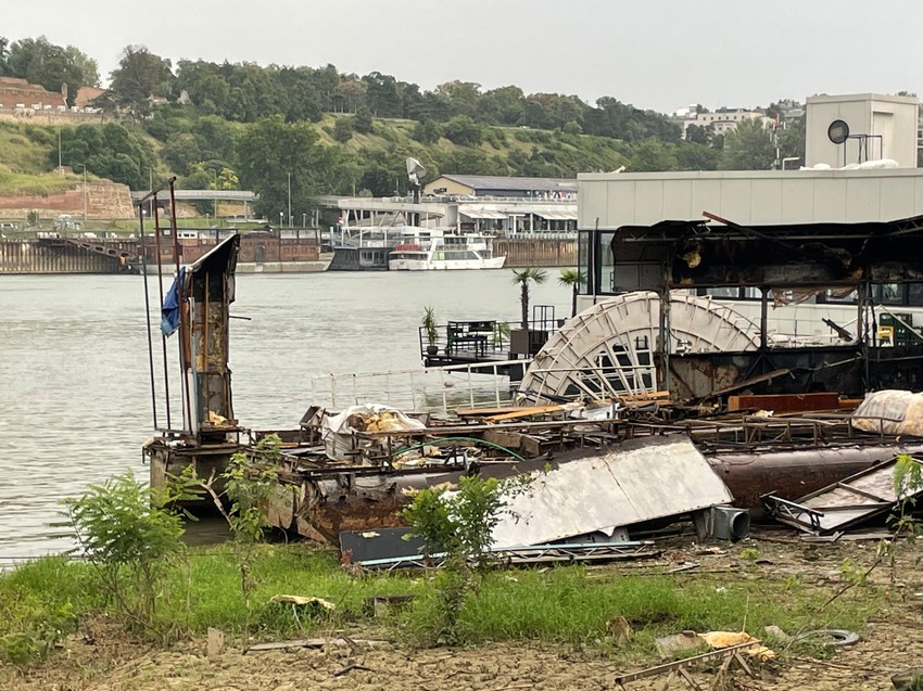 Požar na splavu kod ušća