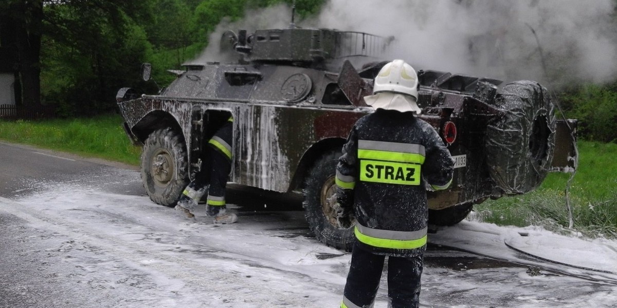 Pożar wojskowego transportera 