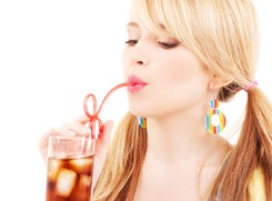 Cola rozpuszcza zęby? Fakty i mity o zębach