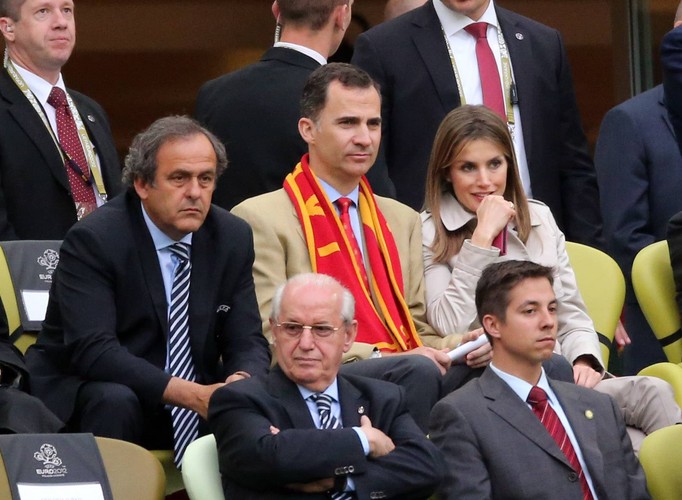 Michel Platini oraz hiszpański książę Filip z żoną księżną Letizią