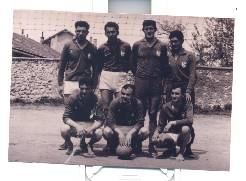 Turanjanin stoji prvi s leve strane