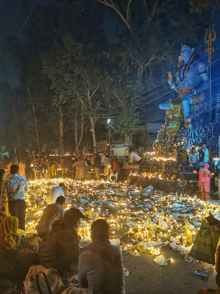 Święto Diwali i posąg Śiwy