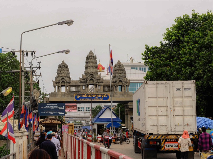 Kambodżę turyści odwiedzają najczęściej przy okazji zwiedzania Tajlandii. Najwygodniejszy sposób dotarcia na miejsce to samolot z Bangkoku (do Siem Reap - miasta tuż obok słynnych świątyń Angkor Wat lub do stolicy Phnom Penh). W zależności od szczęścia i umiejętności poszukiwań tanich lotów, bilet można kupić już za kilkadziesiąt złotych w jedną stronę. Uwaga: często azjatyckie tanie linie lotnicze każą sobie płacić za bagaż, a przekroczenie limitów wagi kosztuje krocie. Wizę kupuje się na lotnisku, wtedy jej koszt to 20$. Można też załatwić ją on-line będąc w Polsce, ale to już większy wydatek.