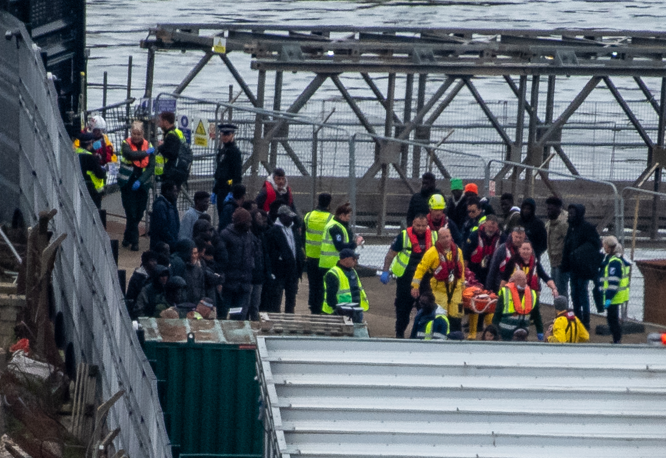 Migranti salvati a Pozzallo: giovane in fin di vita rianimato