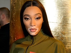 A sztármodellnek turistaosztályon kellett repülnie, hisztizett is egyet