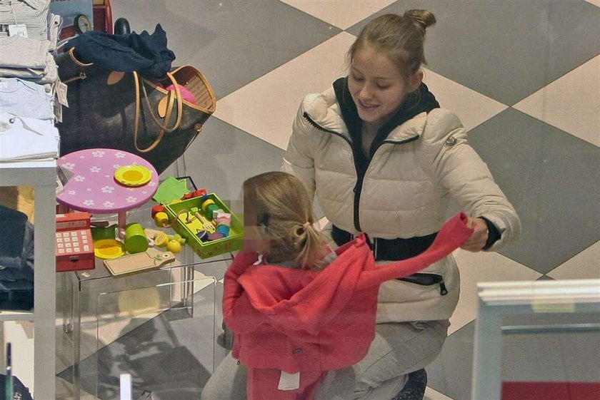 Agata Rubik z córką na zakupach. Nie korzystały z...