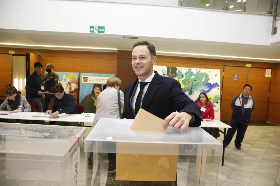 Mali je glasao na biračkom mestu u Beogradskoj poslovnoj školi