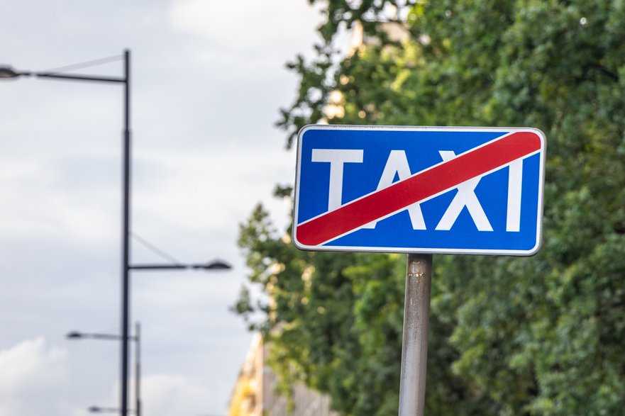 Za taksówkę płacimy tylko wtedy, kiedy z niej korzystamy. Za prywatne auto – nawet jeśli stoi bezczynnie w garażu. 