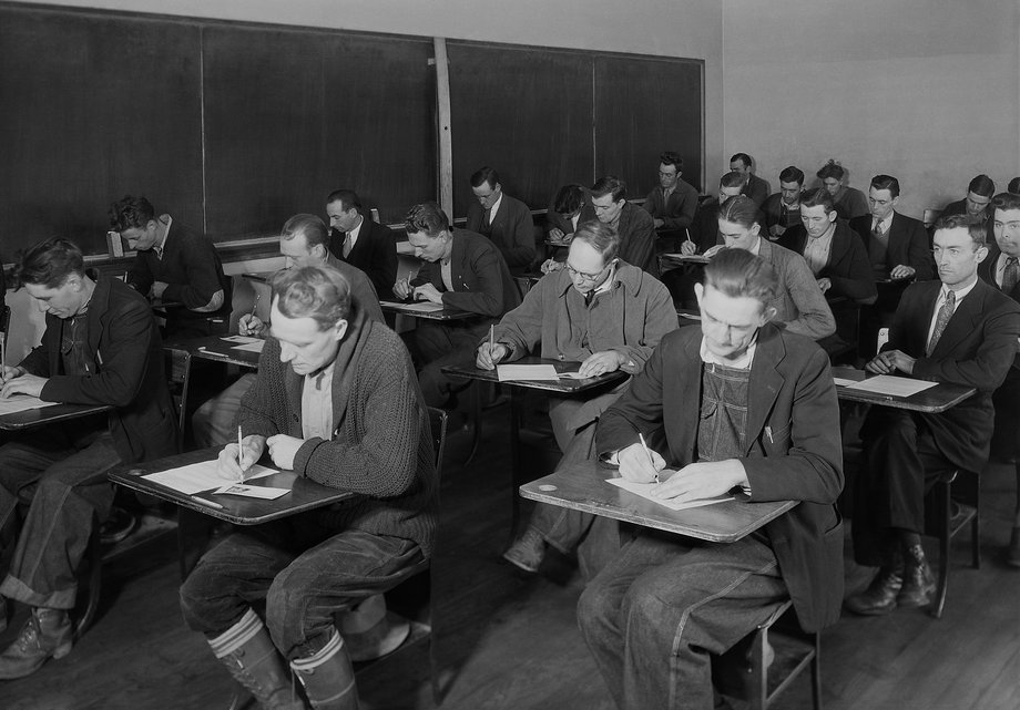 Ubiegający się o zatrudnienie przy inwestycjach publicznych robotnicy w trakcie pisania egzaminu, listopad 1933 r.