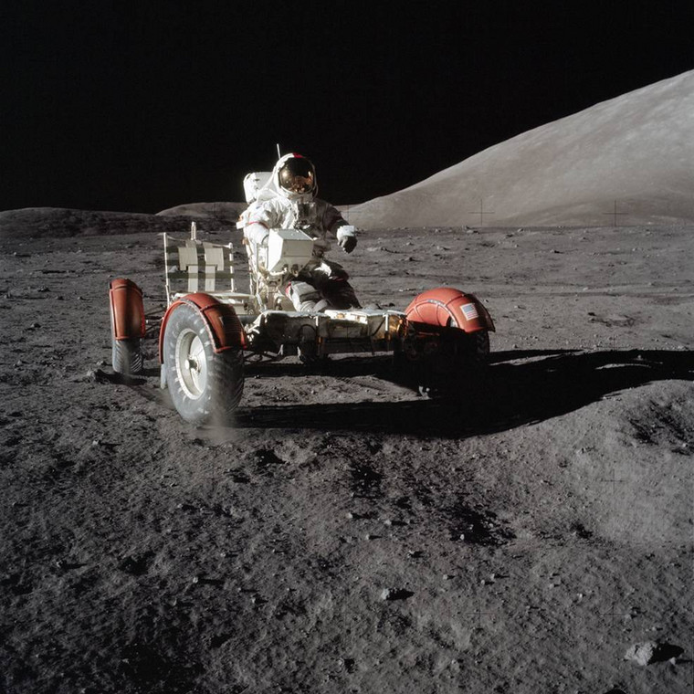 Eugene Cernan za kierownicą łazika na powierzchni Księżyca