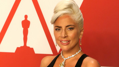 Nem akármilyen ékszer csillogott Lady Gaga nyakában az Oscar-gálán – Eddig csak két ember hordhatta rajta kívül