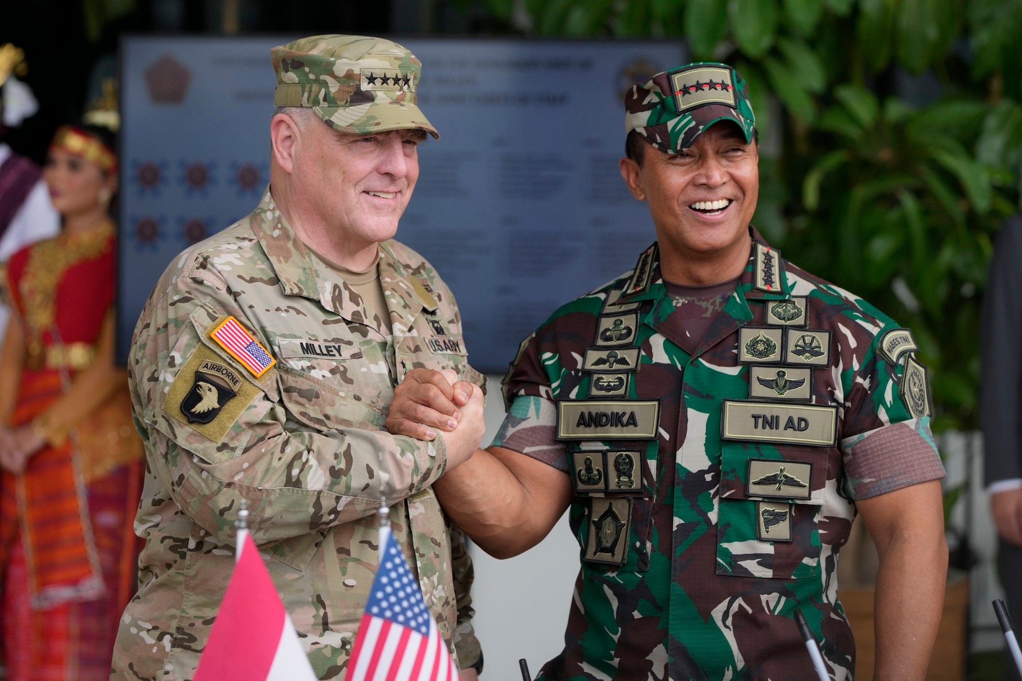 Mark Milley sa v nedeľu stretol s indonézskym generálom Andikom Perkasom. 