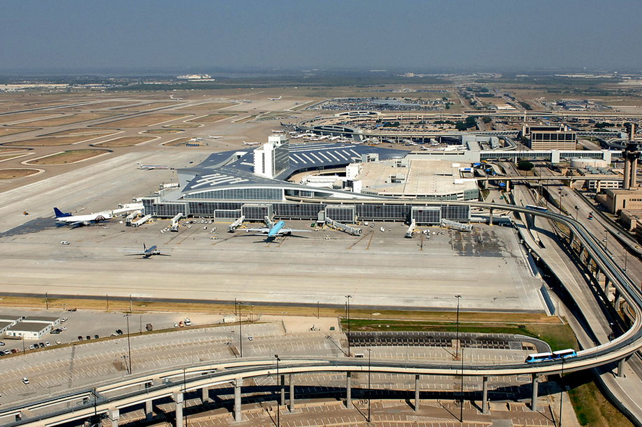 Widok z lotu ptaka na jeden z pięciu terminali Dallas-Fort Worth