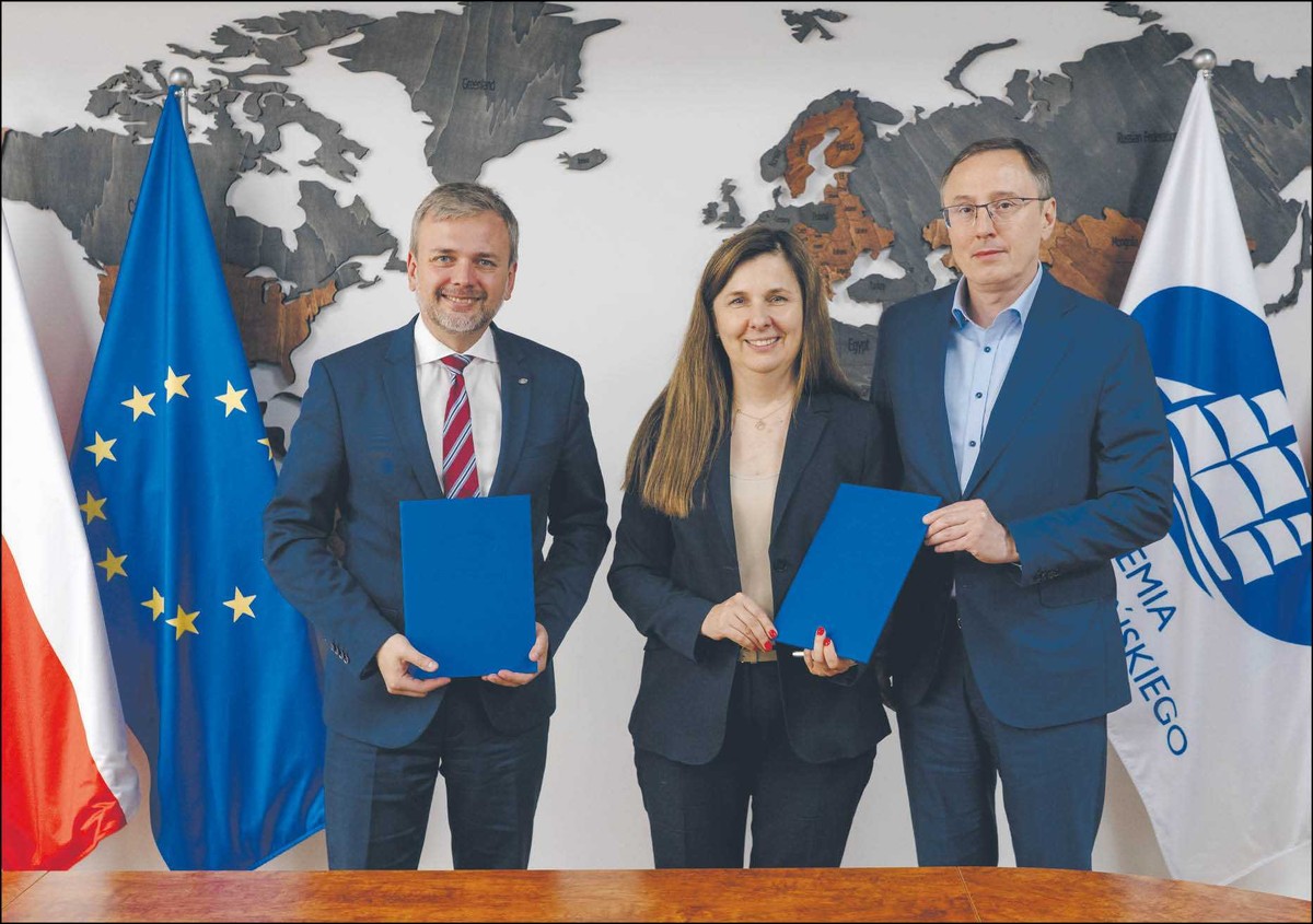 Na zdjeciu: rektor Akademii Leona Koźmińskiego, prof. dr hab. Grzegorz Mazurek, przedstawiciele zarządu PGNiG OD, Grupa ORLEN, prezes Beata Kurdelska i członek zarządu Mariusz Ochocki