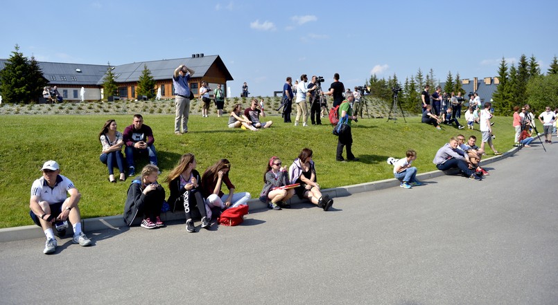 Kibice i dziennikarze oczekują na przylot zawodników do ośrodka wypoczynkowego w Arłamowie