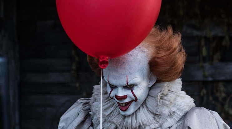 Pennywise jelmezbe bújva ijesztgeti a járókelőket valaki Munkácson /Fotó: Northfoto