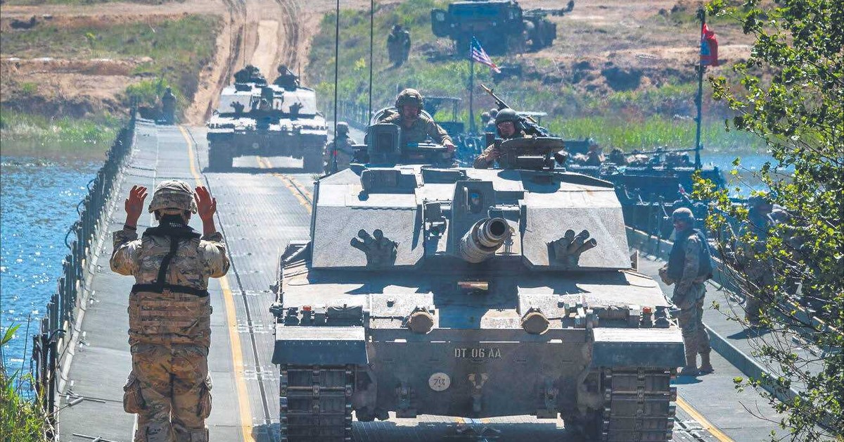 Nadchodzi traktat z Wielką Brytanią. W tle majaczy broń jądrowa