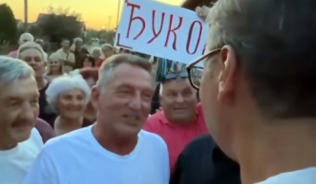 Vučić sa starešinom iz vojske
