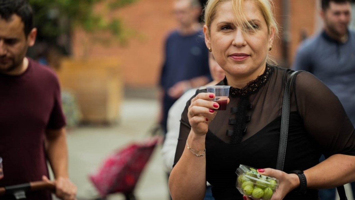 <strong>Według badań Kantar jedzenie warzyw i owoców jest dla Polaków najpopularniejszym sposobem zapewnienia odpowiedniego poziomu witamin w organizmie. Tak deklaruje aż 71% konsumentów. Połowa respondentów aby zapewnić sobie witaminy polega wyłącznie na warzywach i owocach (51%). Suplementy diety są źródłem witamin dla 19% badanych, natomiast 15% wybiera naturalne produkty wzbogacone witaminami, np. wzbogacone soki czy płatki śniadaniowe. Nawet ci, którzy deklarują, że jedzą warzywa i owoce, żeby zapewnić sobie odpowiedni poziom witamin, jedzą ich za mało. Warzywa i owoce powinny stanowić połowę tego co jemy.</strong>