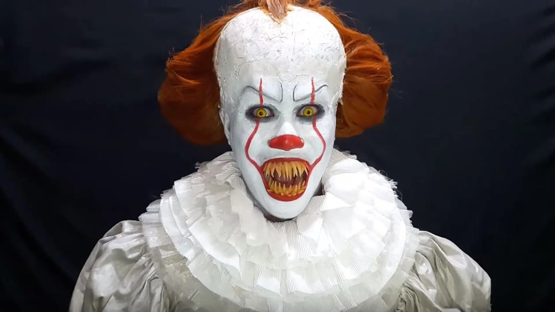 Zrób samodzielnie makijaż Pennywise'a z filmu "To". W sam raz na Halloween