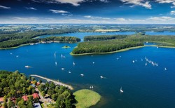 Ojciec holował za żaglówką 5-letnie dziecko. Dziewczynka ma złamaną nogę